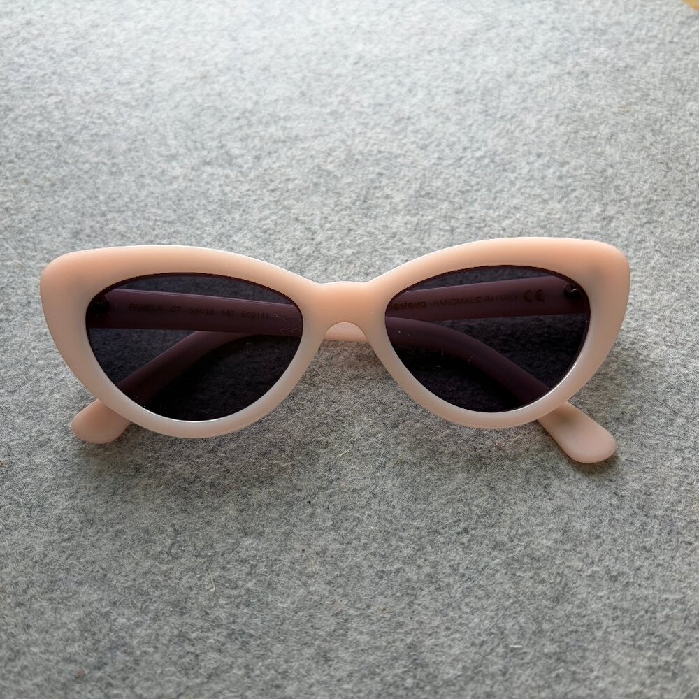 Illestevea Pamela Sunglasses, cat eye frame, light pink,